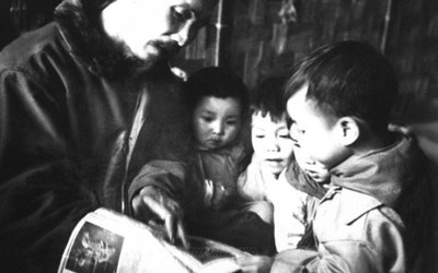 Bài viết "Ánh sáng Hồ Chí Minh soi đường cho chúng ta đi" - Giá trị  trường tồn của tư tưởng Hồ Chí Minh trong kỷ nguyên mới